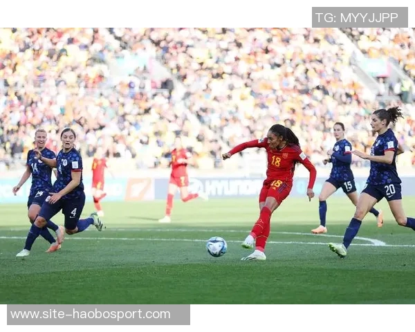 李刚仁手球送点球机会布雷斯特点球滑倒错失良机