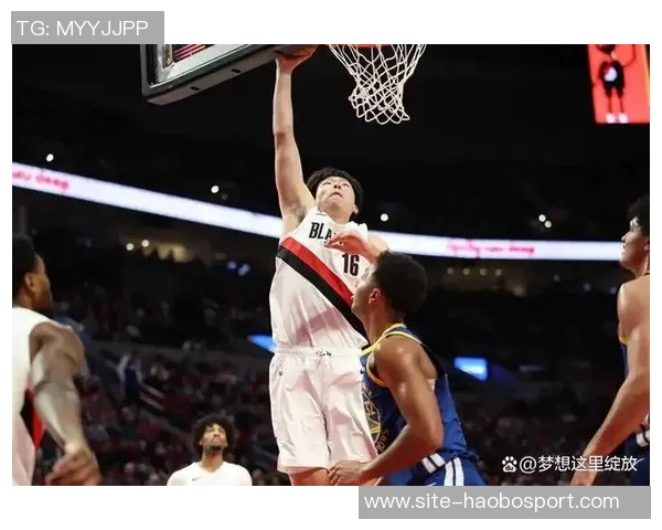 杨瀚森全力争抢后场篮板险被队友截胡展现拼搏精神