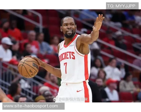 杜兰特与美女记者互动频频邀请共赏比赛后共享烧烤时光