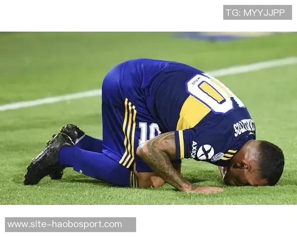 特维斯重返博卡主场获赠纪念球衣感动不已重温昔日辉煌